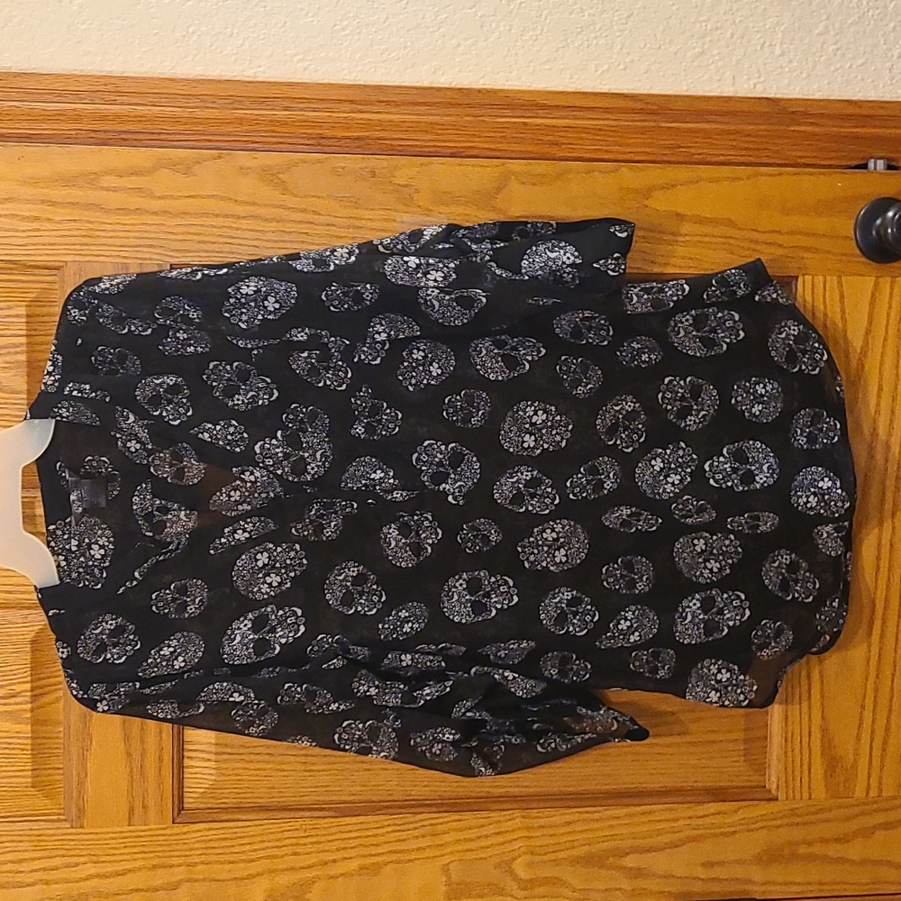 Skull sheer 3/4 sleeve top